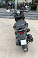 Vista trasera de la scooter con la placa patente en blanco